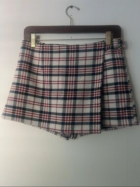 Forever 21 Plaid Skort Shorts in white , blue, red. Womens size 25, runs large
